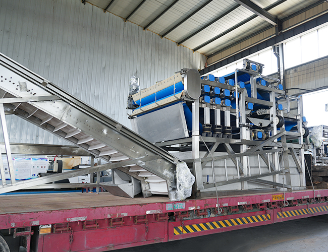 一套带式果蔬压榨机发往四川，匠心打造收获客户认可！