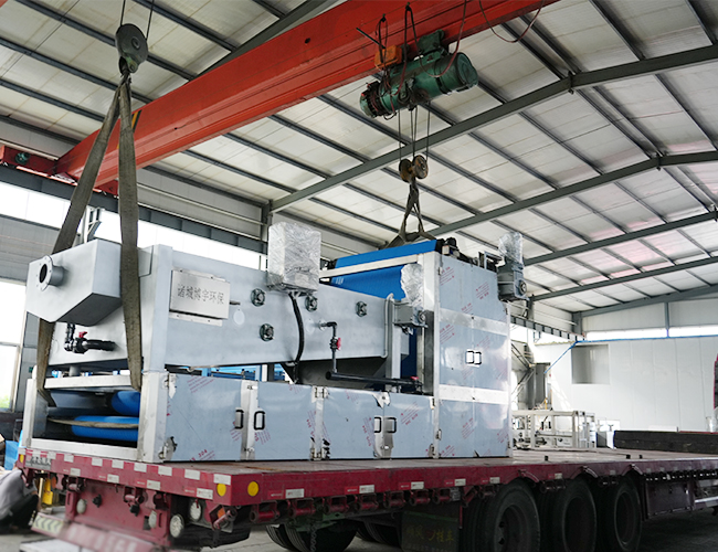 一台带式浓缩脱水一体机完工发货，助力化工企业客户污泥处理！